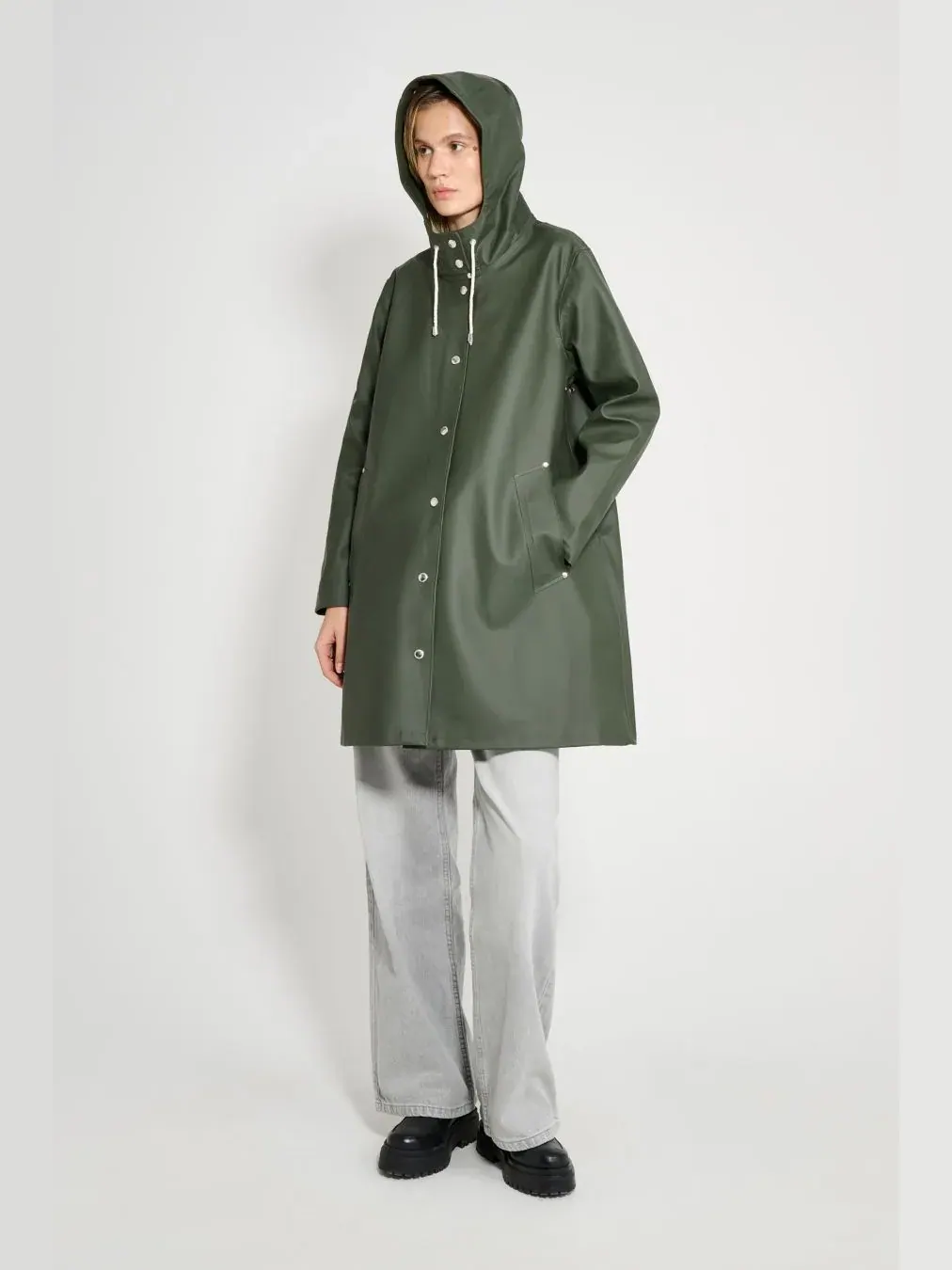 Плащ Mosebacke с капюшоном и длинными рукавами Stutterheim — изображение 6 из 8, зеленый