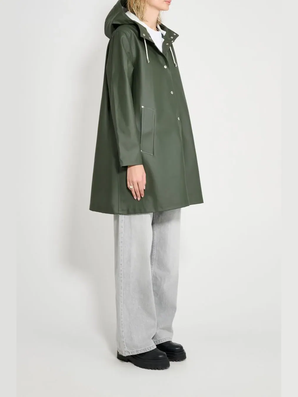 Плащ Mosebacke с капюшоном и длинными рукавами Stutterheim — изображение 7 из 8, зеленый