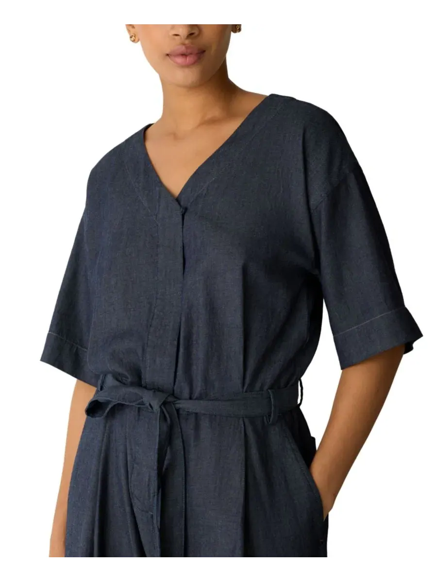 Комбинезон с V-образным вырезом и поясом EILEEN FISHER PETITES — изображение 3 из 4, джинсовый синий