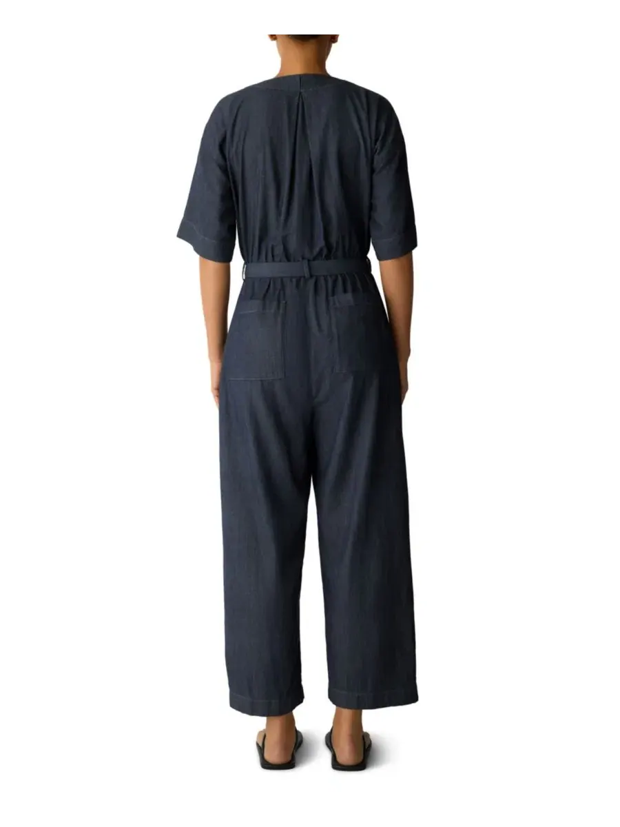 Комбинезон с V-образным вырезом и поясом EILEEN FISHER PETITES — изображение 4 из 4, джинсовый синий