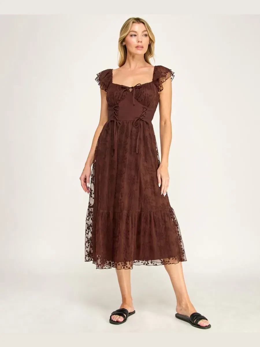 Платье-миди с длинным рукавом и кружевной отделкой, модель Sweetheart-Neck Flutter-Sleeve Lace Midi — изображение 4 из 11