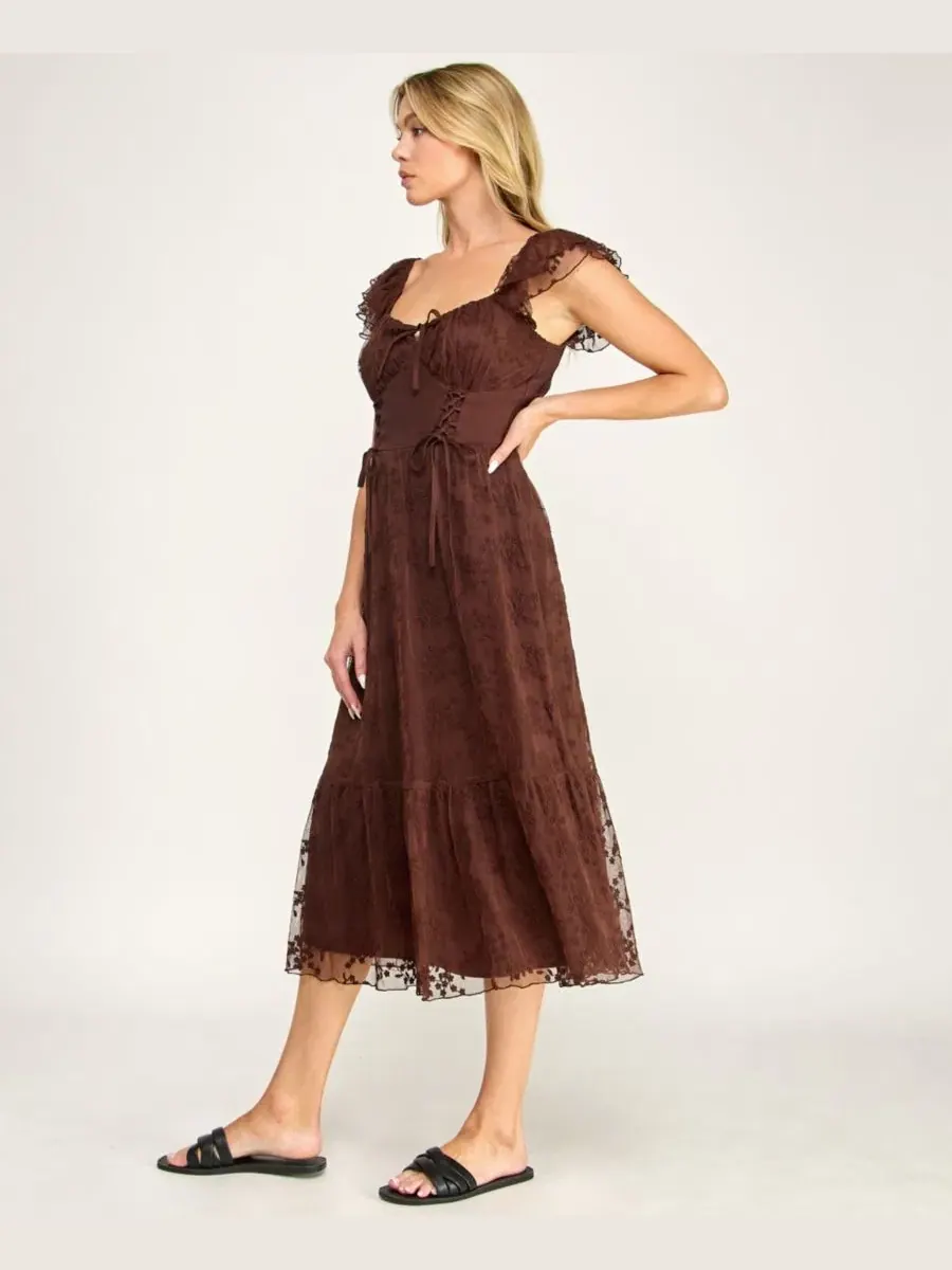 Платье-миди с длинным рукавом и кружевной отделкой, модель Sweetheart-Neck Flutter-Sleeve Lace Midi — изображение 7 из 11