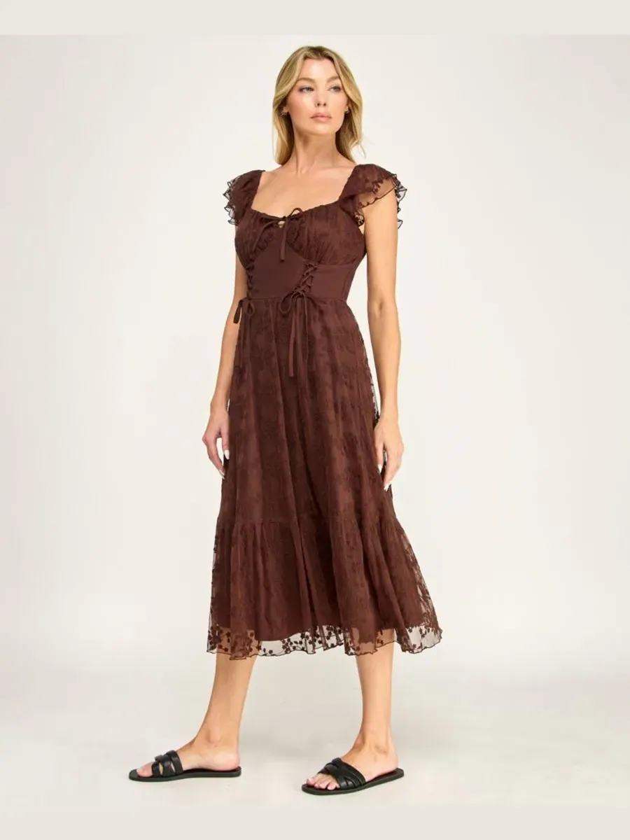 Платье-миди с длинным рукавом и кружевной отделкой, модель Sweetheart-Neck Flutter-Sleeve Lace Midi — изображение 9 из 11