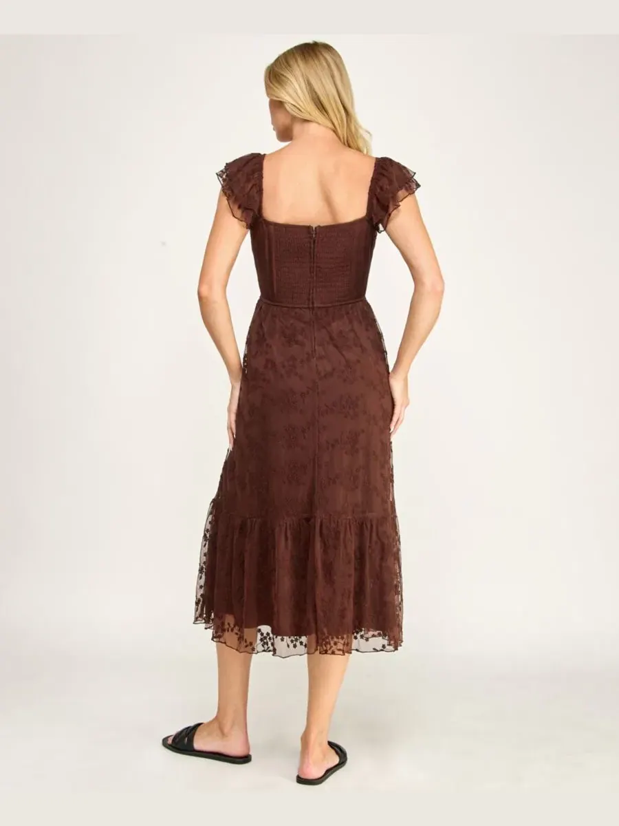 Платье-миди с длинным рукавом и кружевной отделкой, модель Sweetheart-Neck Flutter-Sleeve Lace Midi — изображение 10 из 11