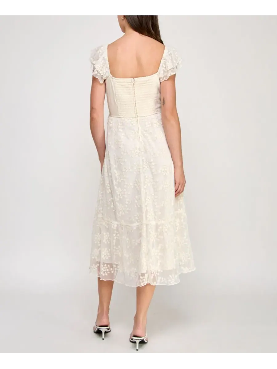 Платье миди с кружевом и рукавами-фонариками, модель Sweetheart-Neck Flutter-Sleeve Lace Midi Dress — изображение 3 из 4