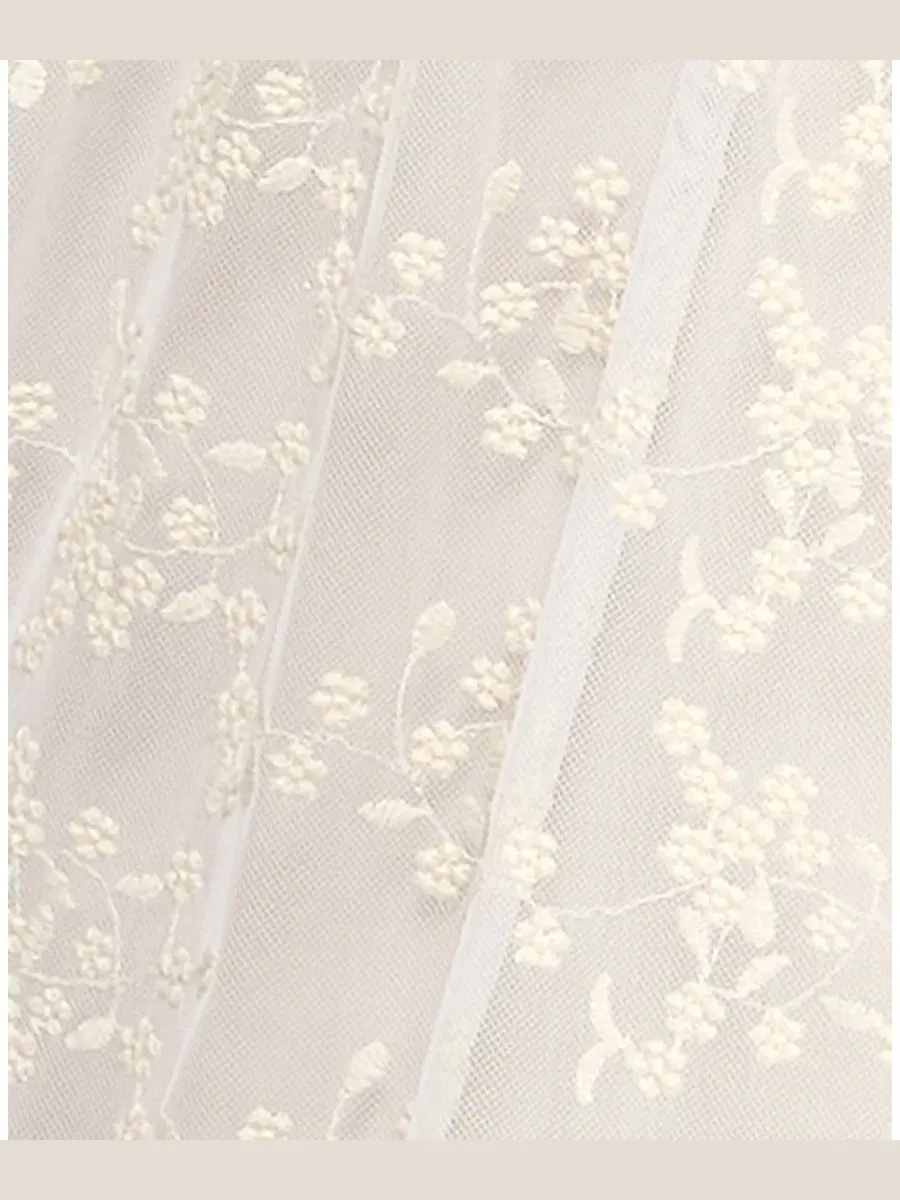 Платье миди с кружевом и рукавами-фонариками, модель Sweetheart-Neck Flutter-Sleeve Lace Midi Dress — изображение 4 из 4