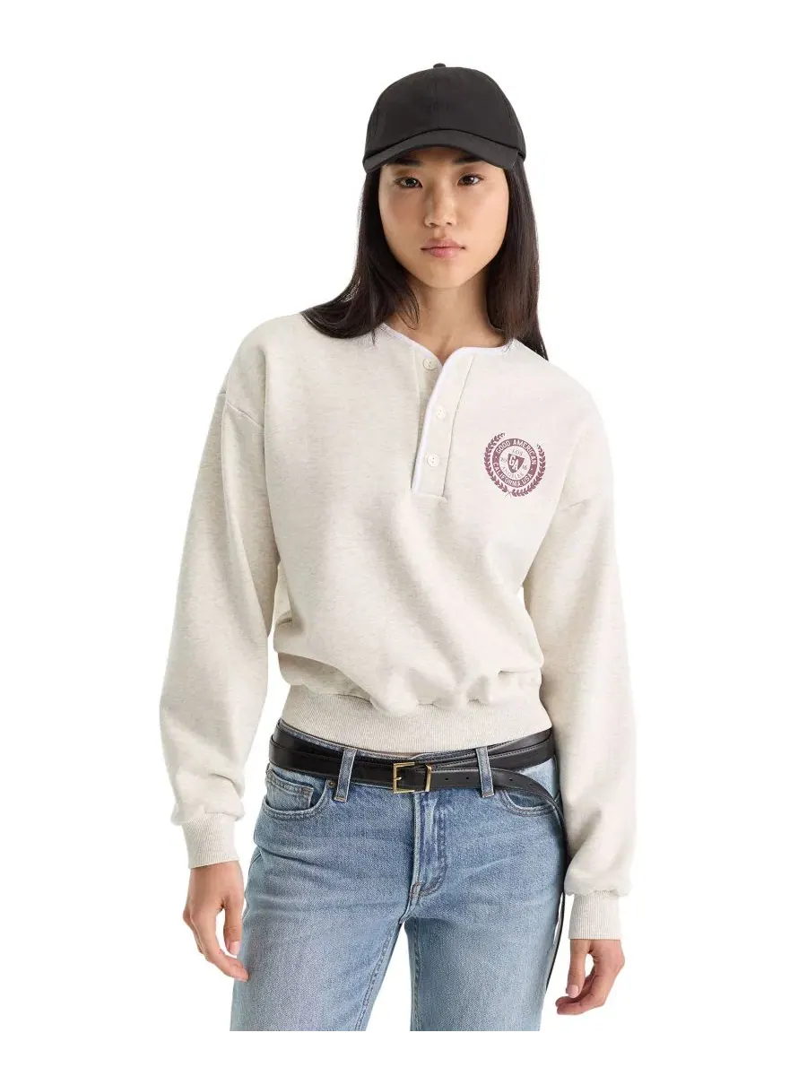 Женская футерная футболка-поло с длинным рукавом The Brushed Fleece Henley Neck Top Good American — изображение 1 из 4