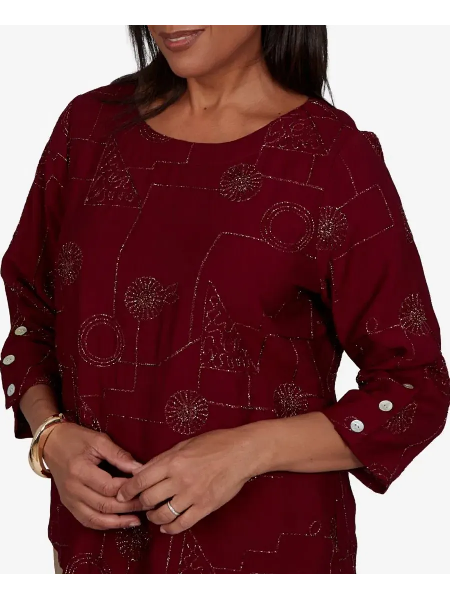 Блуза с принтом Union Square Sparkle Soutache Geo Floral Alfred Dunner, Cranbry — изображение 4 из 5
