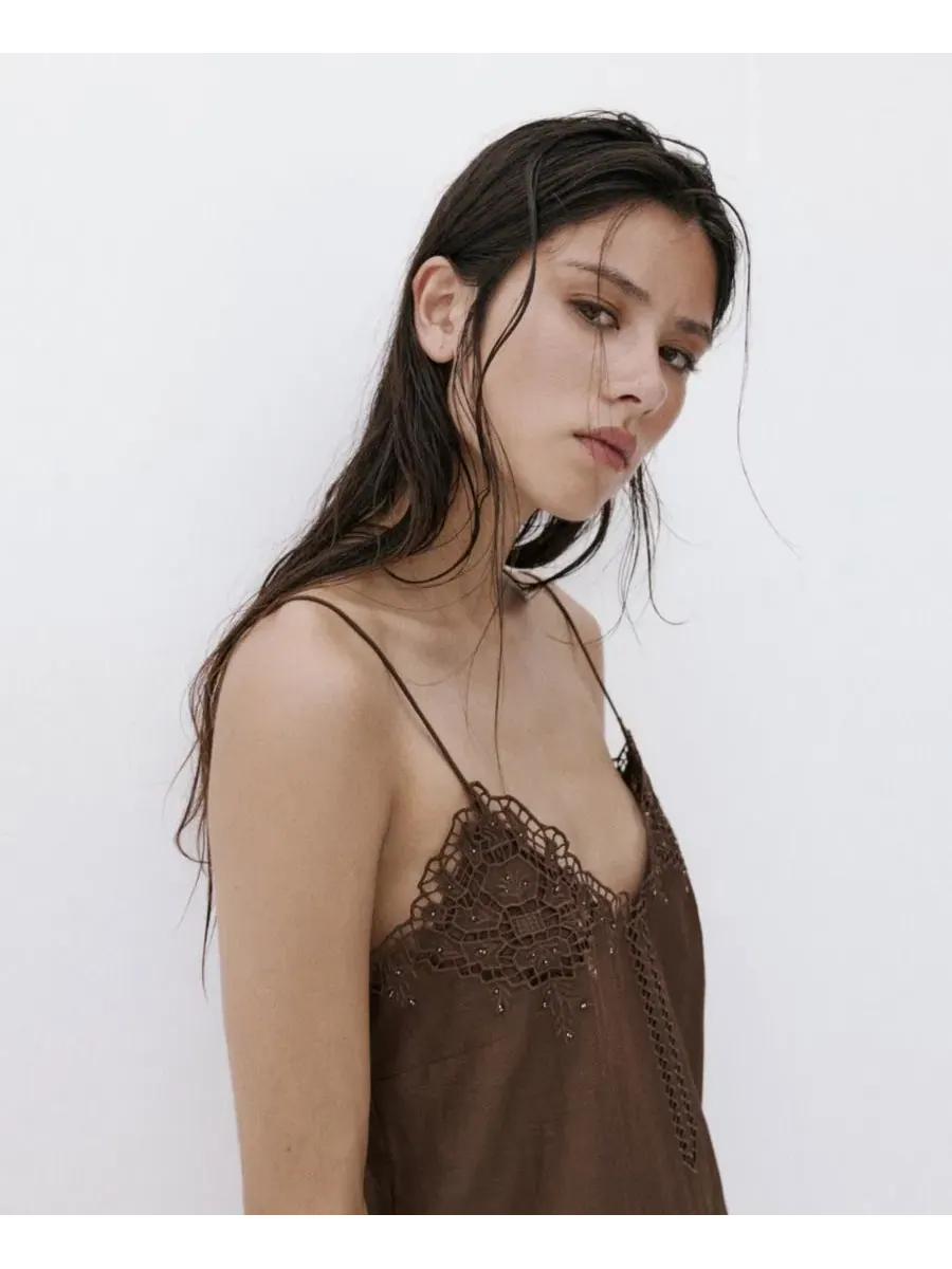 Платье с открытой вышивкой и бисером MANGO — изображение 4 из 6, коричневый