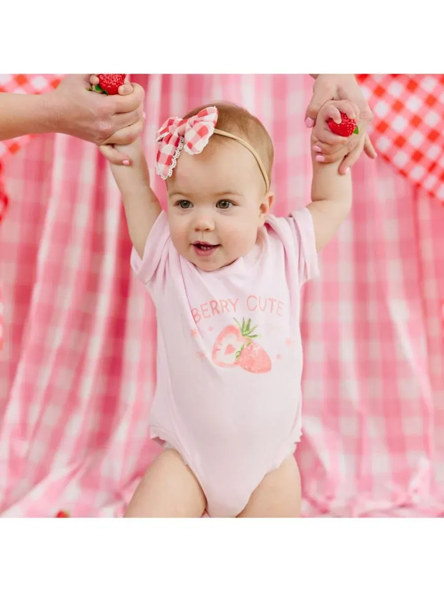 Детский боди-комбинезон с коротким рукавом, с принтом клубники Sweet Wink — изображение 2 из 4, розовый