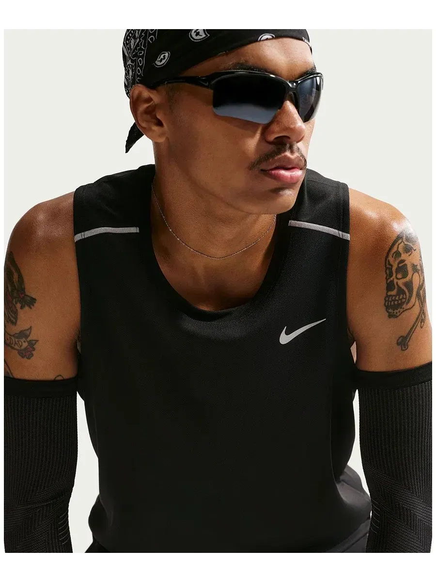Беговая майка Miler Dri-FIT Nike — изображение 3 из 5, черный/серебристый