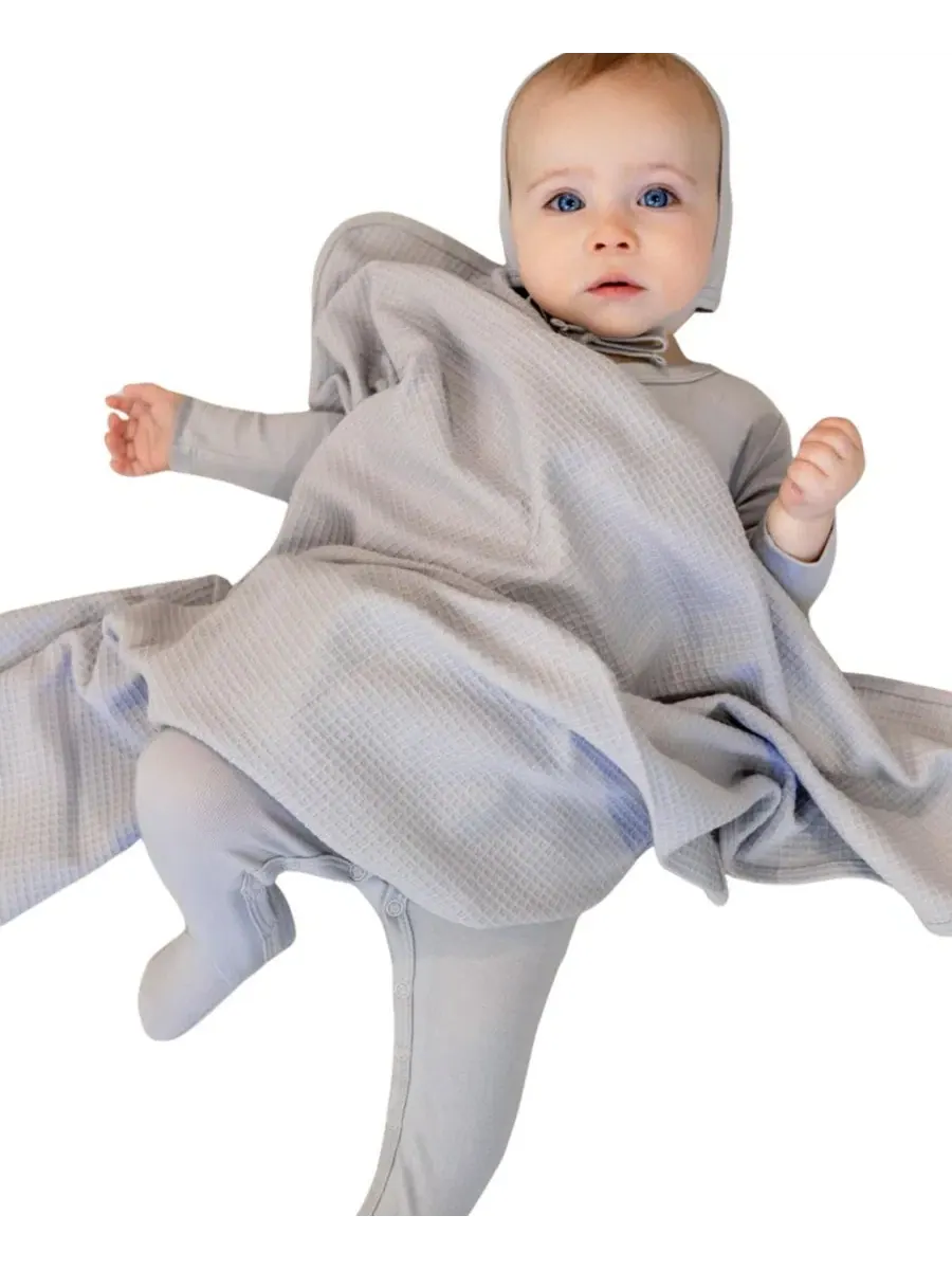 Детский комплект из боди с запахом и чепчика Lil Love Embroidered Wrap Footie And Bonnet NoggiWear — изображение 2 из 4