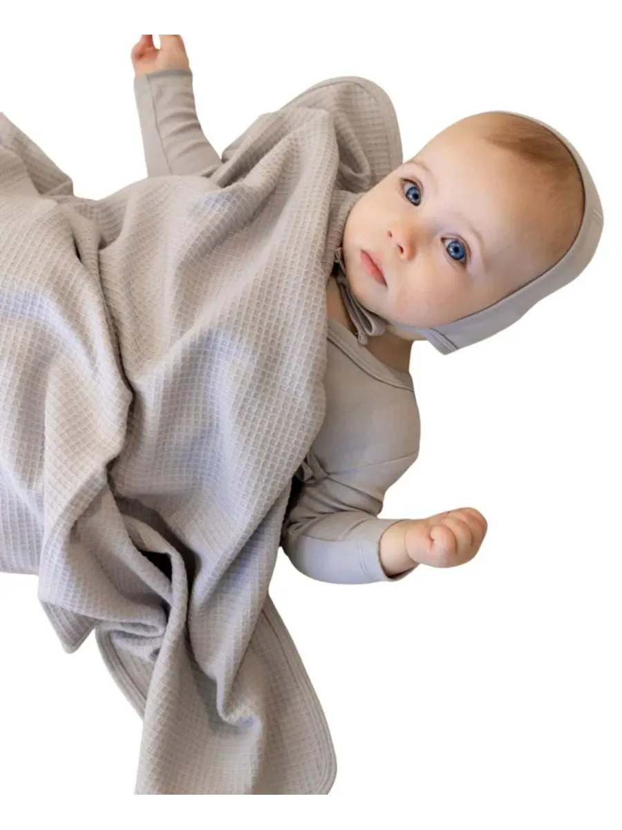 Детский комплект из боди с запахом и чепчика Lil Love Embroidered Wrap Footie And Bonnet NoggiWear — изображение 3 из 4