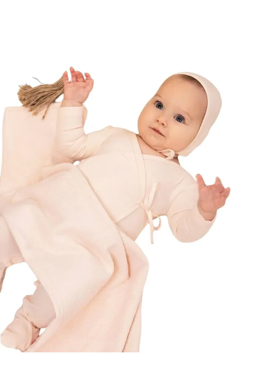 Детский боди-комбинезон с вышивкой Lil Love Embroidered Wrap Footie And Bonnet NoggiWear — изображение 2 из 5, розовый
