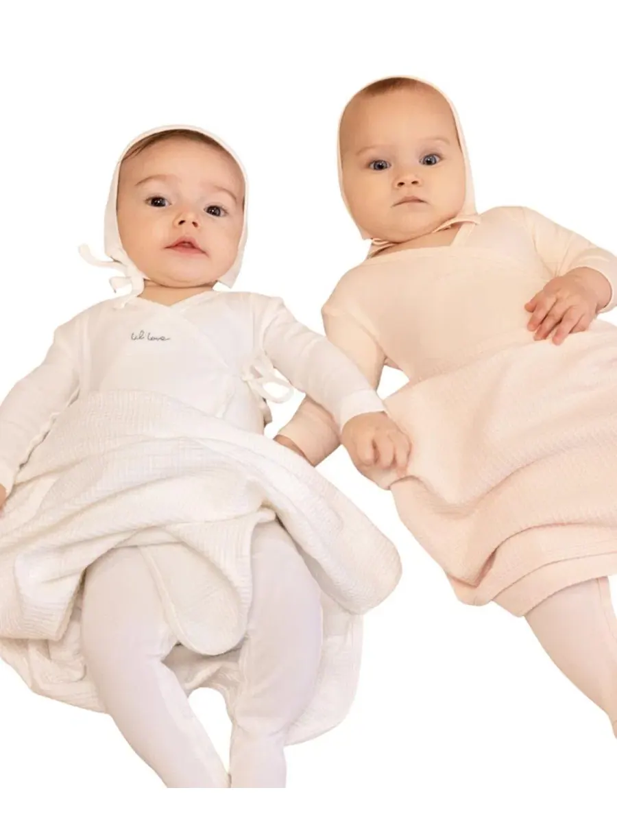 Детский боди-комбинезон с вышивкой Lil Love Embroidered Wrap Footie And Bonnet NoggiWear — изображение 4 из 5, розовый