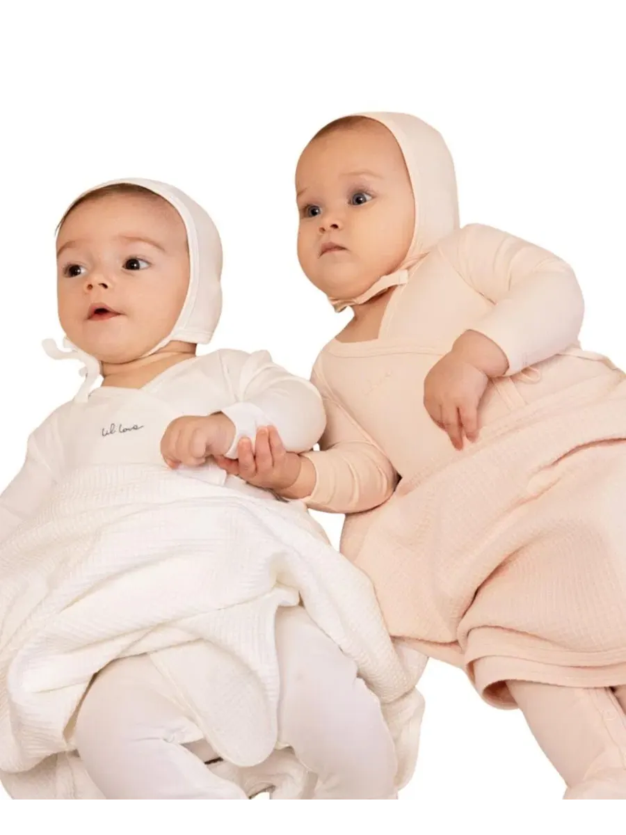 Детский боди-комбинезон с вышивкой Lil Love Embroidered Wrap Footie And Bonnet NoggiWear — изображение 5 из 5, розовый