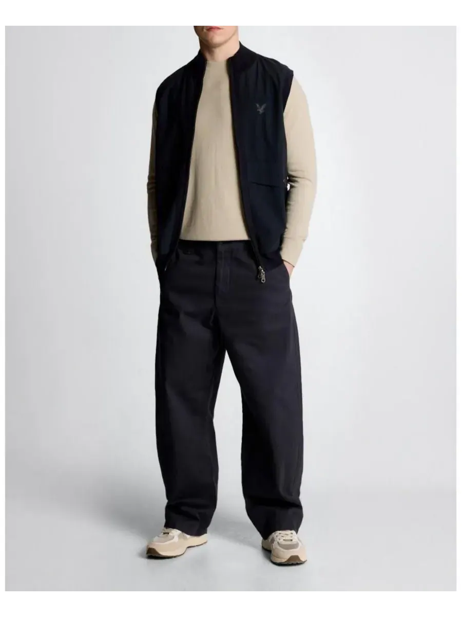 Мужской однотонный свитер с круглым вырезом из тонкой ткани Lyle & Scott — изображение 4 из 8, серый