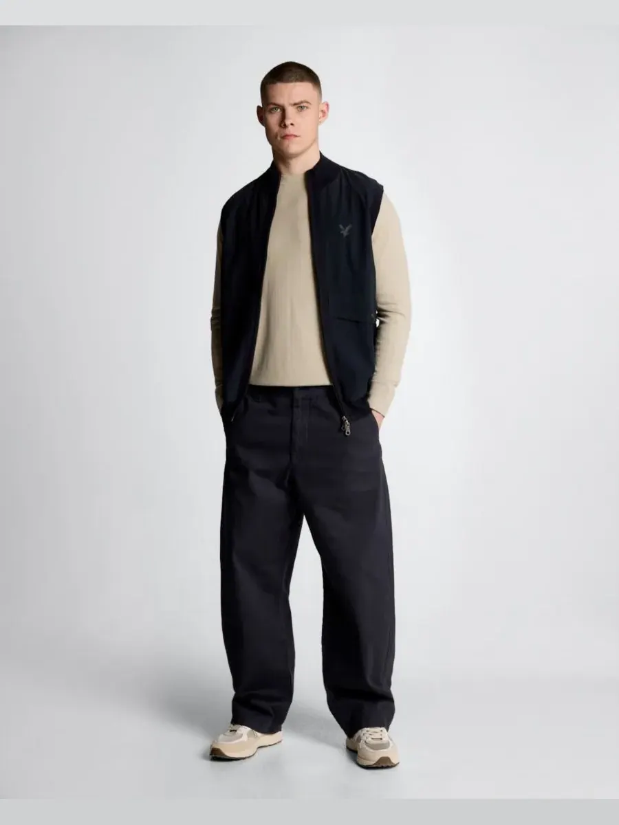 Мужской однотонный свитер с круглым вырезом из тонкой ткани Lyle & Scott — изображение 6 из 8, серый