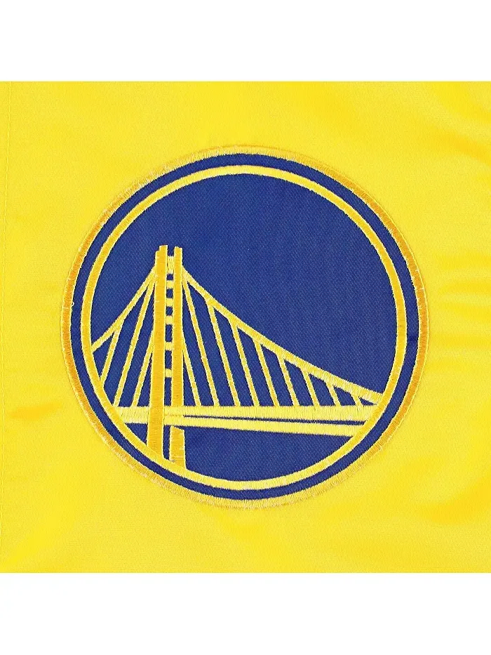 Мужская атласная бейсбольная куртка Golden State Warriors с золотистым оттенком и застежкой на — изображение 4 из 4