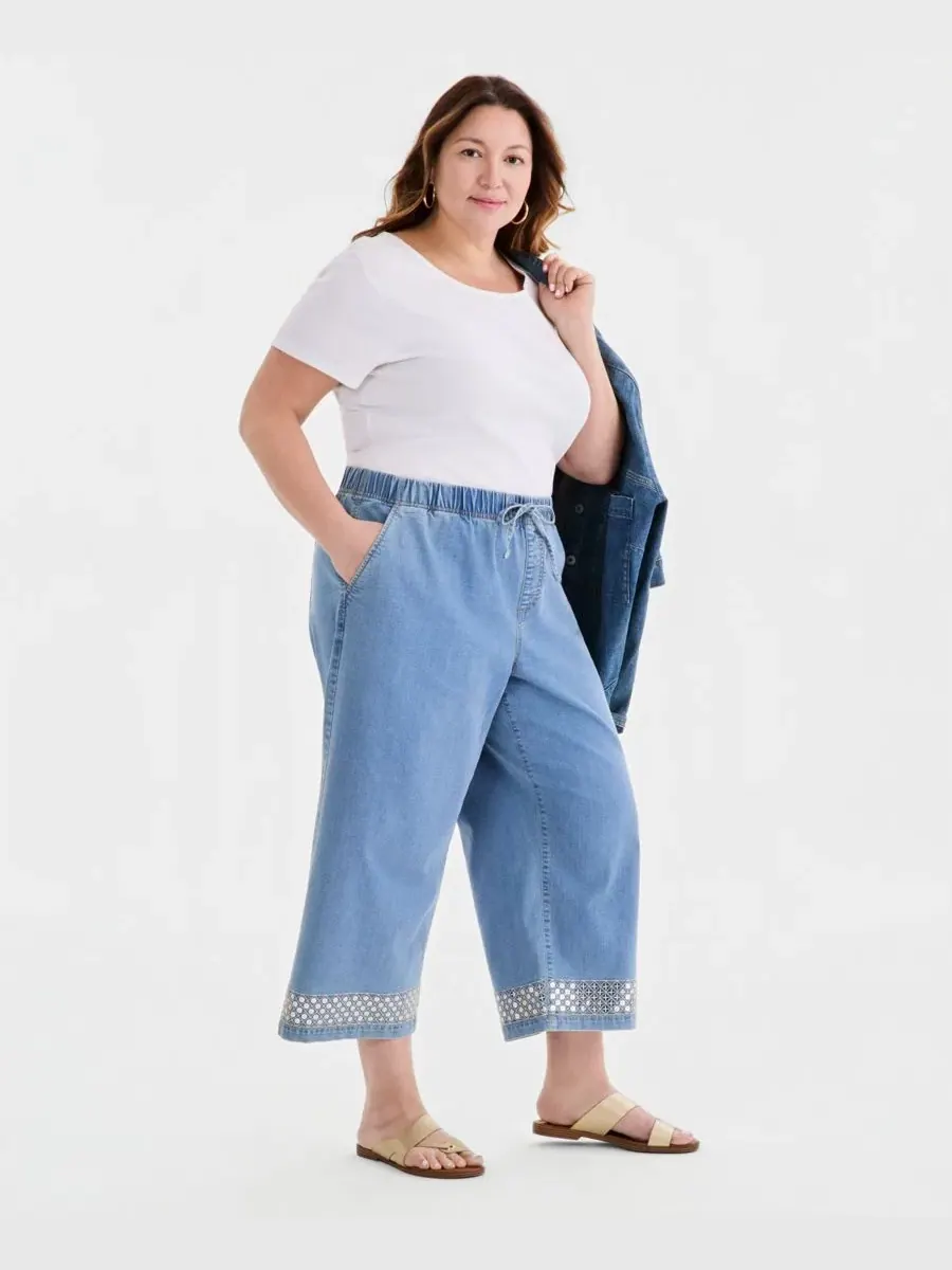 Джинсы широкие с пайетками, модель Plus Size Sequined Pull-On High-Rise Cropped Wide Leg Jeans — изображение 3 из 8