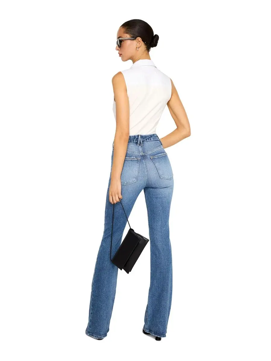 Джинсы с высокой посадкой и клешем от колена, модель Petite High-Rise Bootcut Jeans Good American — изображение 4 из 4
