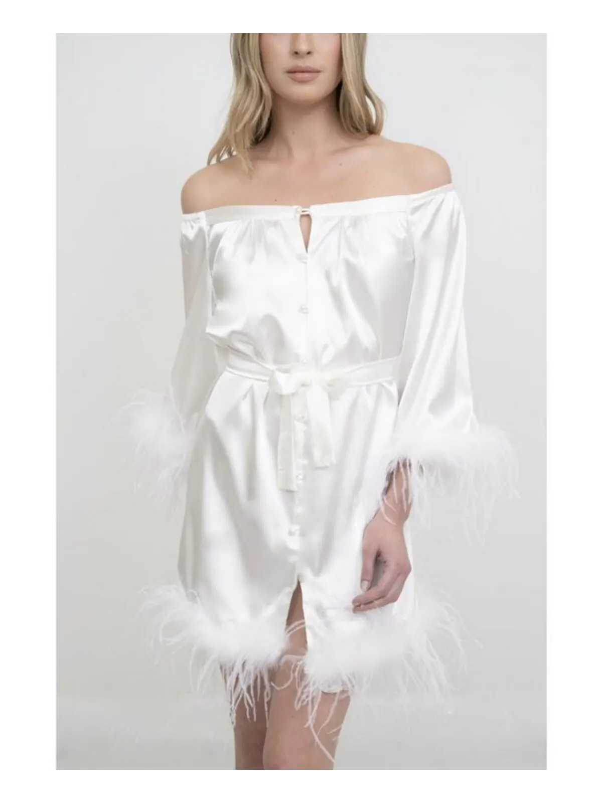 Женский свадебный халат с открытыми плечами и макияжем, отделка перьями на рукаве и подоле Le — изображение 3 из 3, белый