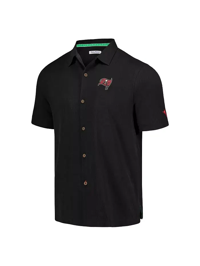 Мужская черная рубашка на пуговицах Tampa Bay Buccaneers Tidal Kickoff Camp Tommy Bahama — изображение 2 из 3