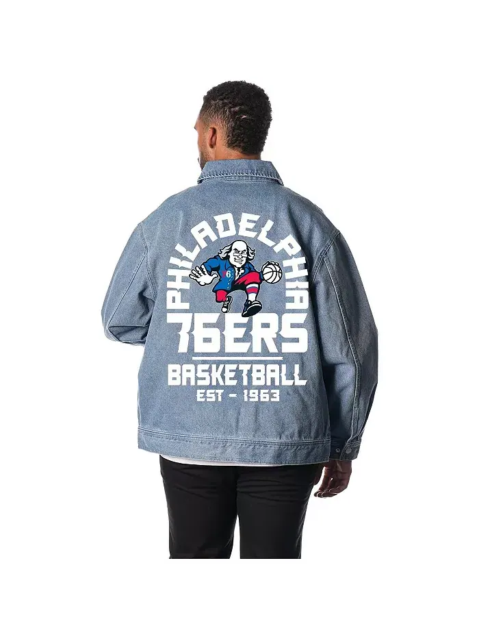 Мужская и женская синяя джинсовая куртка Philadelphia 76ers Coaches на молнии The Wild Collective — изображение 3 из 3