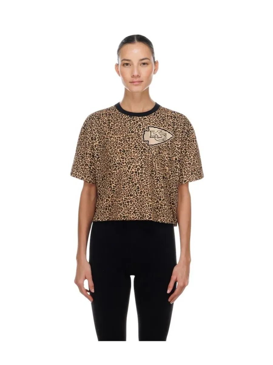Футболка с принтом леопарда Mom Me Leopard Boxy Cropped New Era