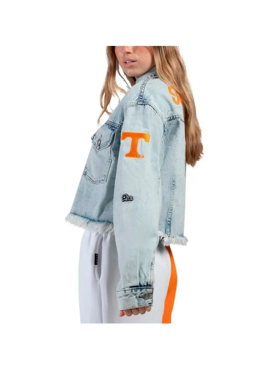 Женская джинсовая куртка Tennessee Volunteers светлого оттенка с застежкой на все пуговицы Hype And — изображение 2 из 3