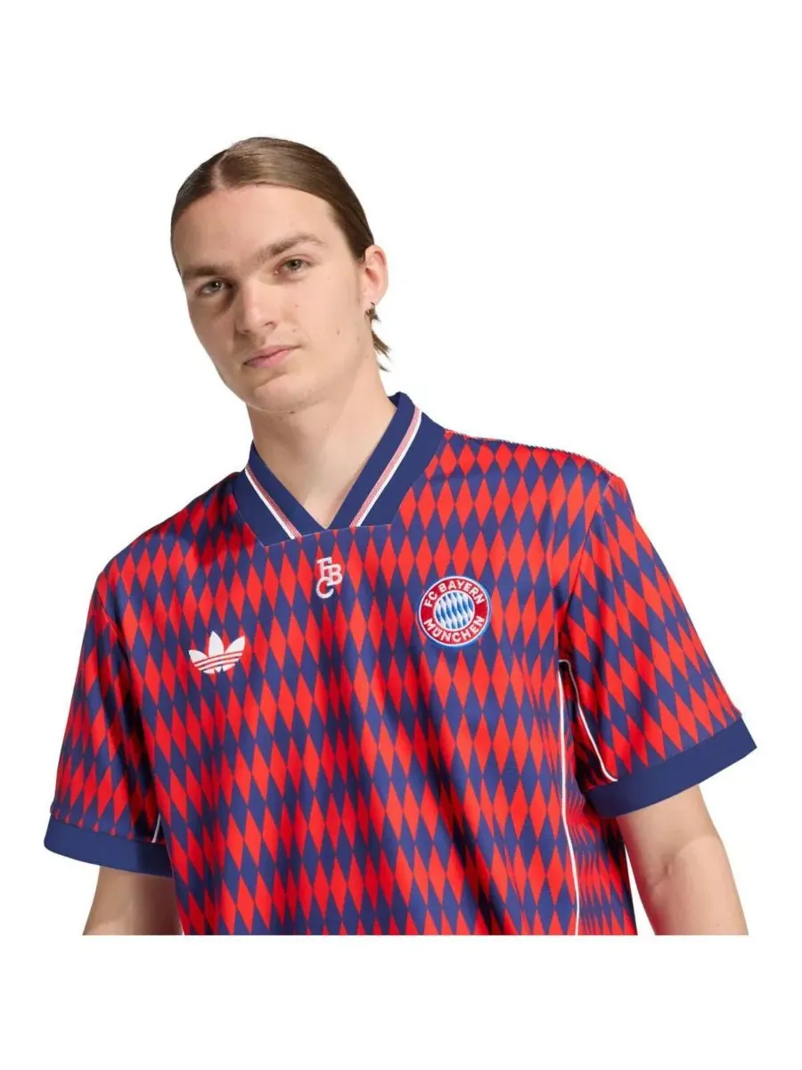 Adidas Мужская и женская красная футболка «Бавария Мюнхен» в стиле лайфстайл — изображение 3 из 3, красный