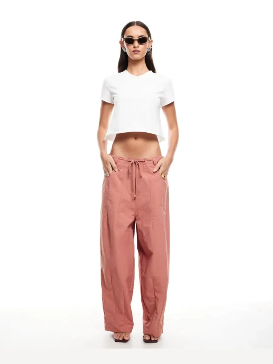 Женские брюки с заниженной посадкой и застежкой-молнией Lioness Riptide Pants, Mocha Mousse — изображение 2 из 5