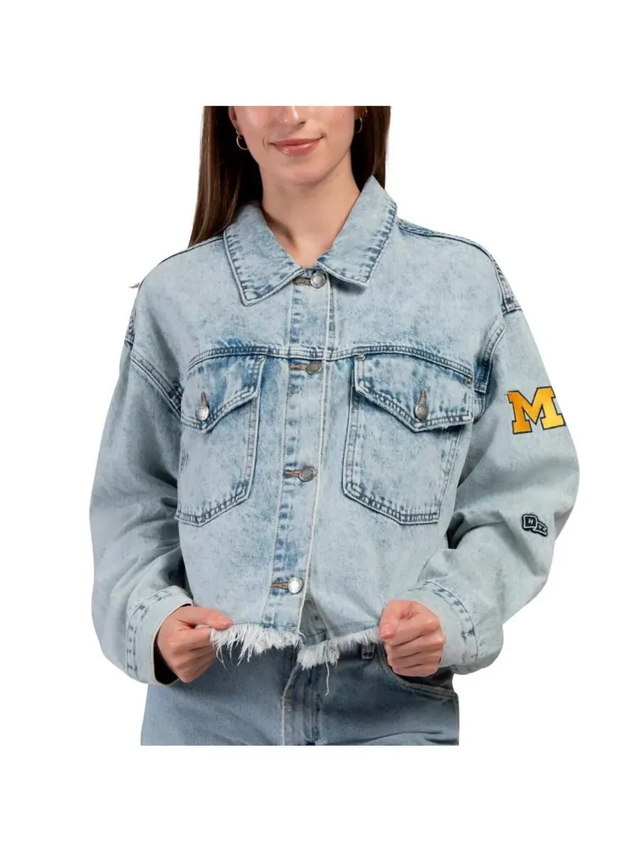 Женская джинсовая куртка Michigan Wolverines светлого оттенка с застежкой на все пуговицы Hype And — синий