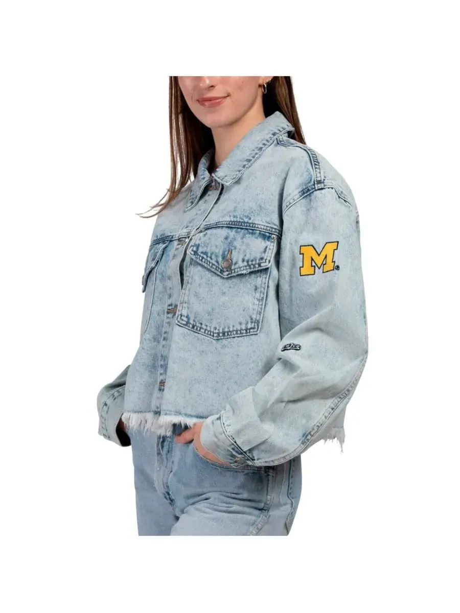 Женская джинсовая куртка Michigan Wolverines светлого оттенка с застежкой на все пуговицы Hype And — изображение 2 из 3