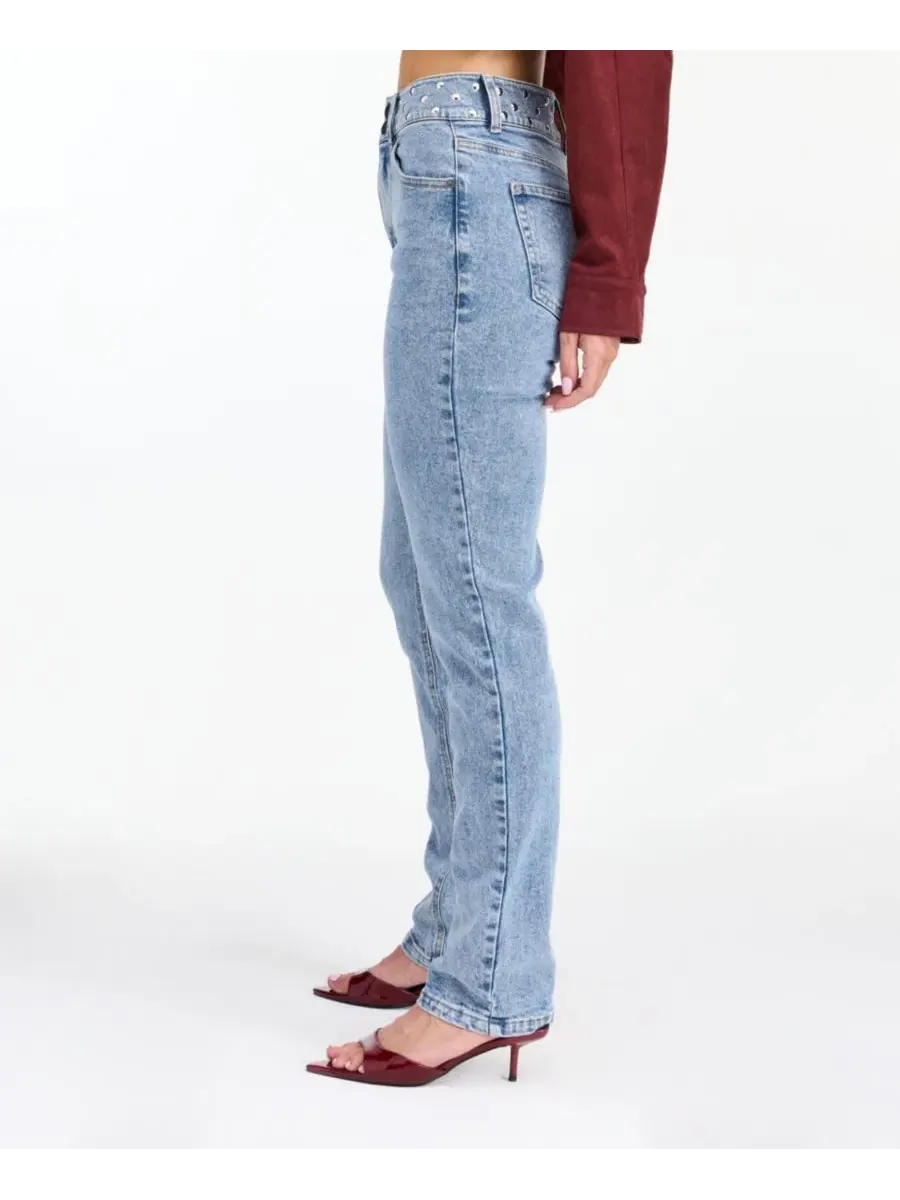 Джинсы прямого кроя с заклепками Kittenish Briar High-Waisted Straight-Leg Studded Jeans, Med Wash — изображение 4 из 5