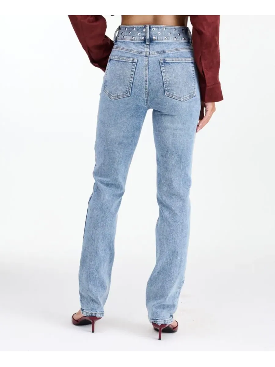 Джинсы прямого кроя с заклепками Kittenish Briar High-Waisted Straight-Leg Studded Jeans, Med Wash — изображение 5 из 5