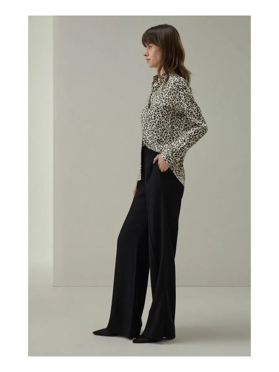 Блуза из шелка с леопардовым принтом и длинным рукавом LILYSILK, Dawn Leopard — изображение 2 из 5