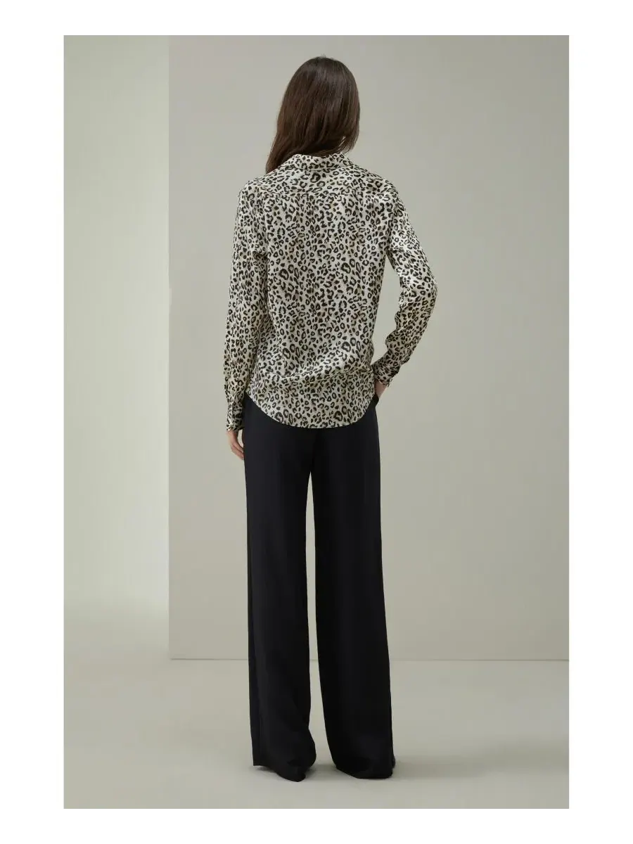 Блуза из шелка с леопардовым принтом и длинным рукавом LILYSILK, Dawn Leopard — изображение 3 из 5