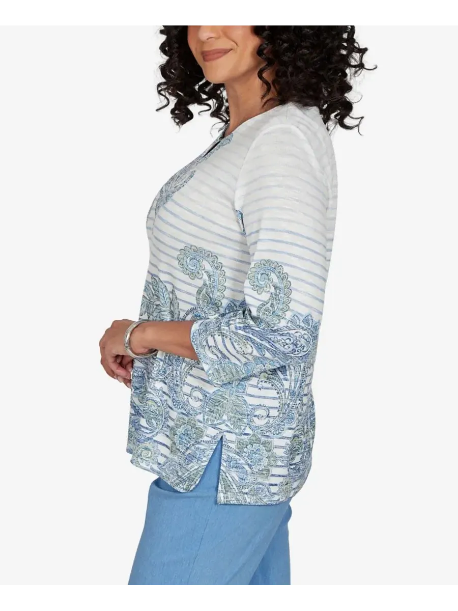 Блуза с принтом пейсли и полоской, модель Provence Paisley Stripe Split Neck Top Alfred Dunner — изображение 3 из 5