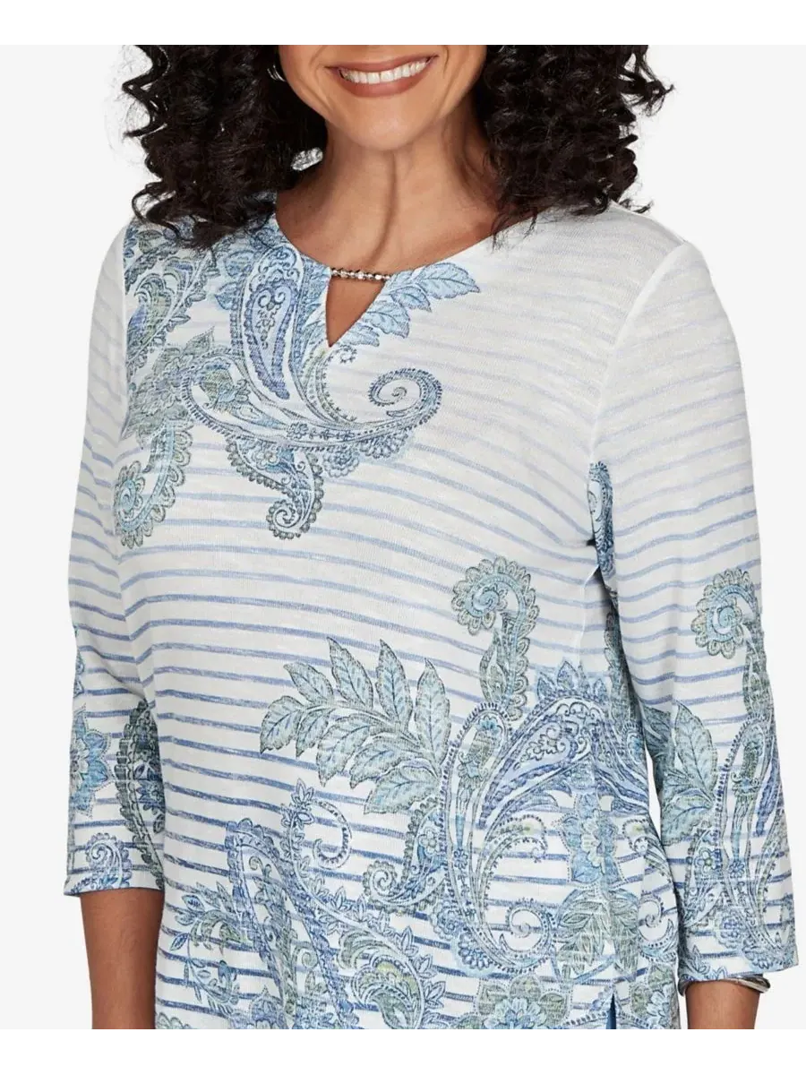Блуза с принтом пейсли и полоской, модель Provence Paisley Stripe Split Neck Top Alfred Dunner — изображение 4 из 5