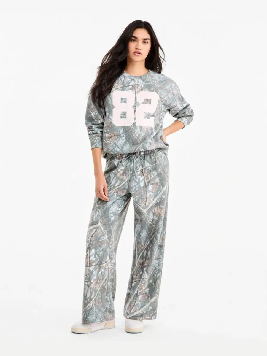 Штаны из флиса с широкими штанинами в камуфляжном принте Madden Girl, Tree Camo