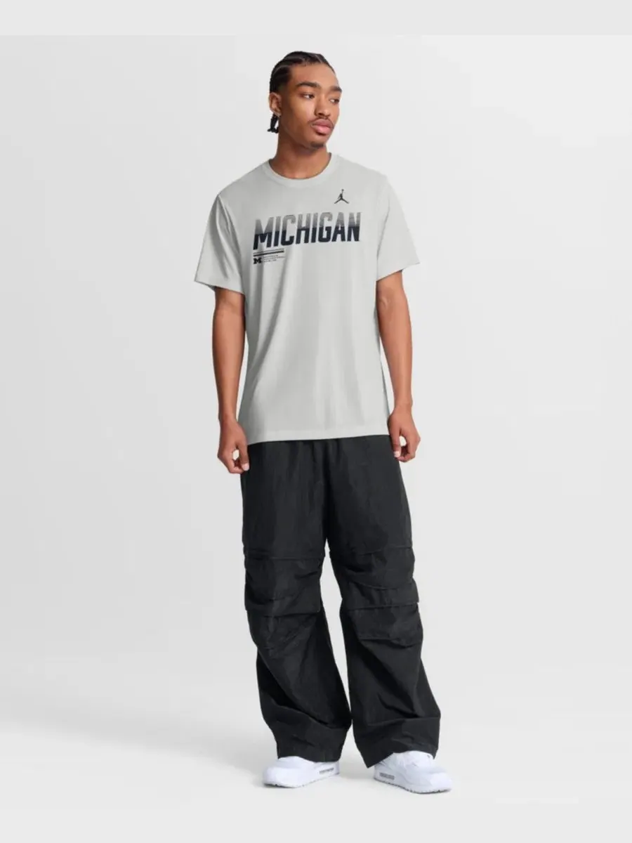 Футболка с коротким рукавом и технологией Dri-FIT Michigan Wolverines Sideline Legend Jordan — изображение 3 из 3, серый