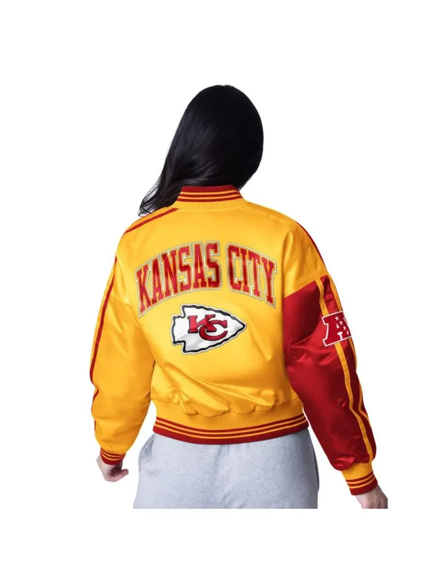 Starter Женская укороченная атласная куртка Kansas City Chiefs Zone Blitz с застежкой на кнопках — изображение 2 из 2