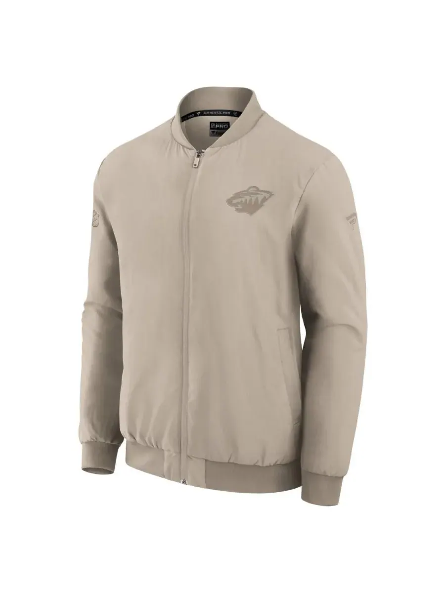 Fanatics Мужская легкая куртка-бомбер на молнии Minnesota Wild Authentic Pro Road бежевого цвета — изображение 2 из 3