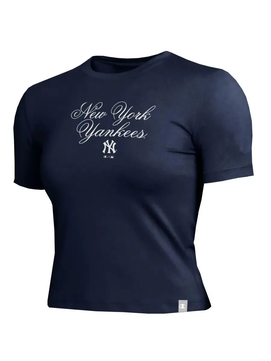Футболка укороченная с принтом New York Yankees Soft-Touch Fitted Cropped T-Shirt Champion — изображение 2 из 3, темно-синий