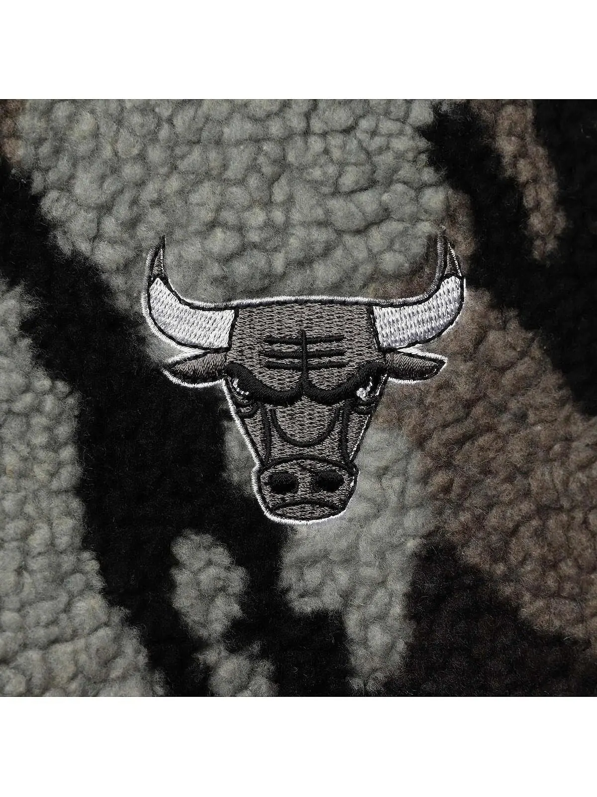 Черная женская куртка-бомбер с молнией во всю длину из шерпы Chicago Bulls Camo The Wild Collective — изображение 3 из 5