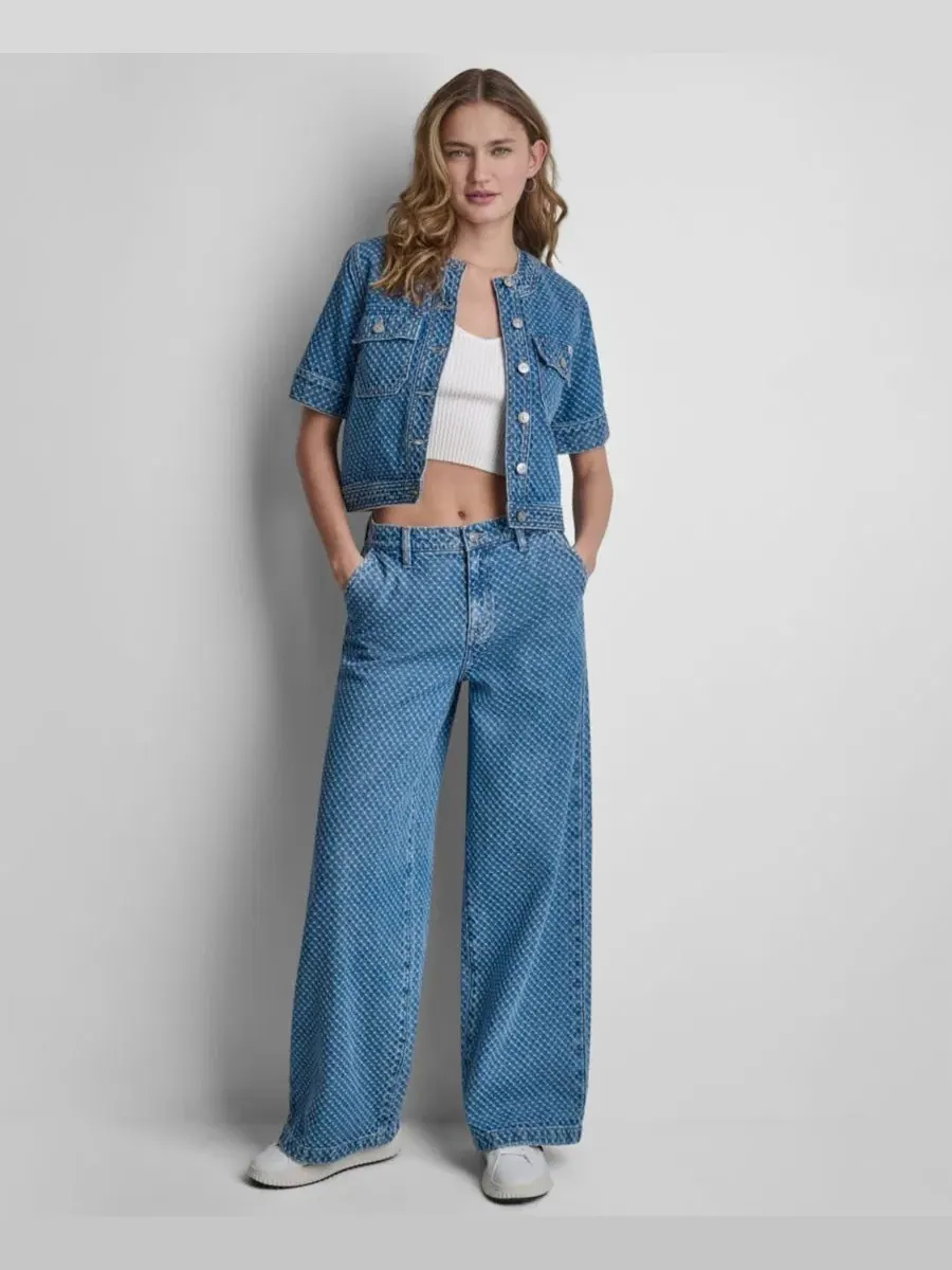Жакет джинсовый укороченный с нашивными карманами и коротким рукавом Boucle Denim Shirt Jacket DKNY — изображение 2 из 8