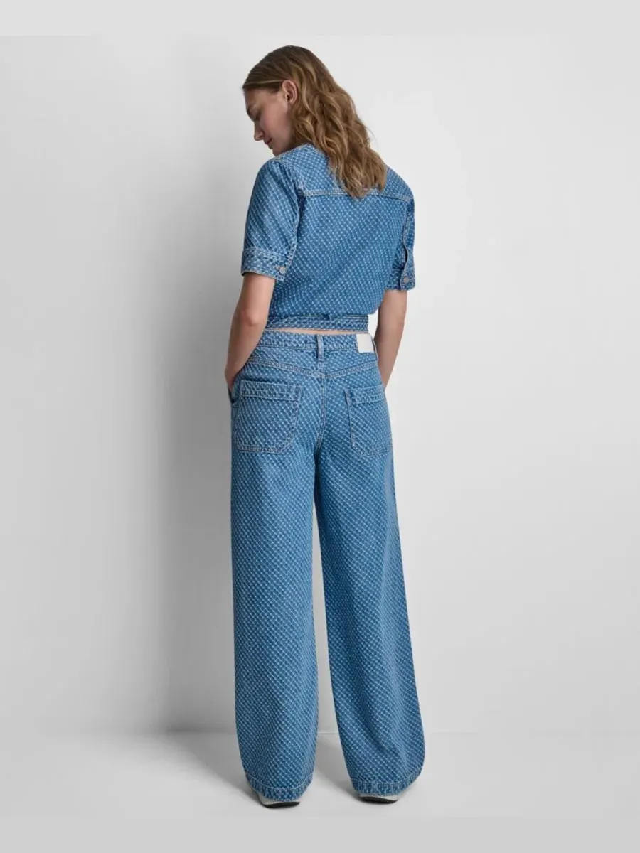 Жакет джинсовый укороченный с нашивными карманами и коротким рукавом Boucle Denim Shirt Jacket DKNY — изображение 4 из 8