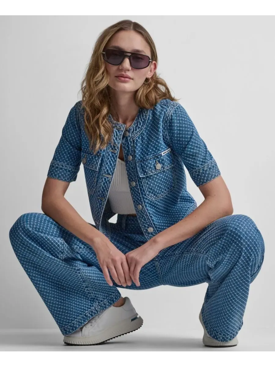 Жакет джинсовый укороченный с нашивными карманами и коротким рукавом Boucle Denim Shirt Jacket DKNY — изображение 8 из 8