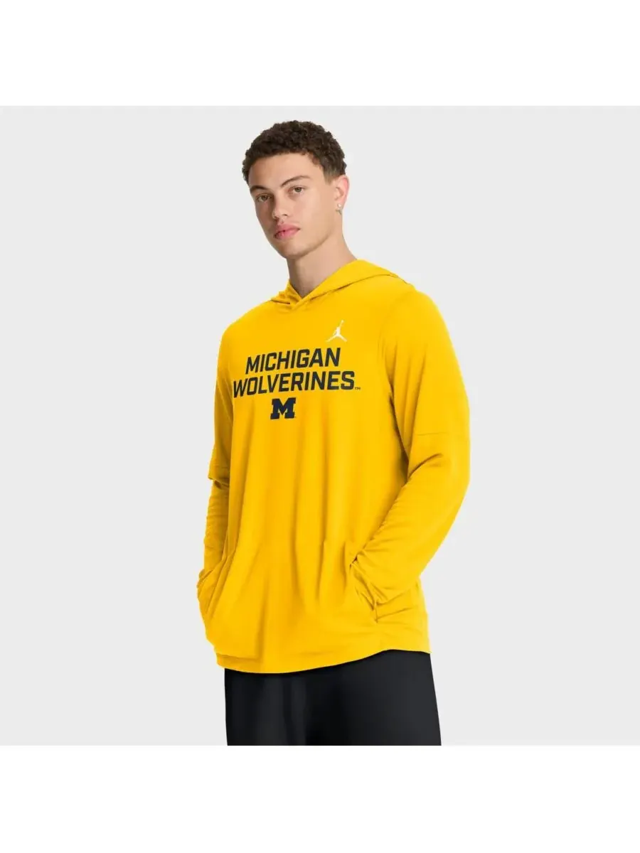 Мужская футболка с длинным рукавом и надписью "Maize Michigan Wolverines 2025 Sideline Performance"